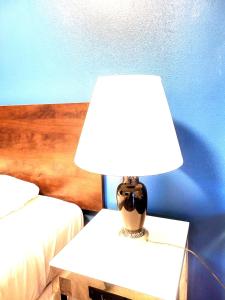 Un pat sau paturi într-o cameră la avaion hotel