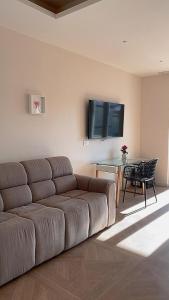 TV a/nebo společenská místnost v ubytování 50 Passi dal Duomo