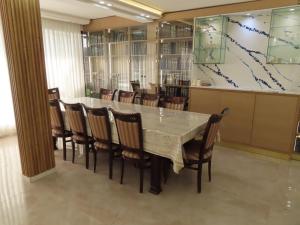 a dining room with a long table and chairs at Gedera Rental in Gedera