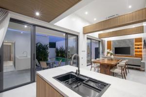 Nhà bếp/bếp nhỏ tại Phuket Tropical Pool Villa