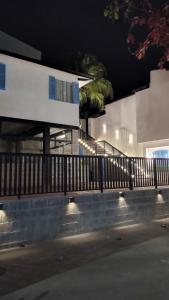 Ein Zaun vor einem Gebäude nachts in der Unterkunft ensueños in Búzios + 4 Fotos