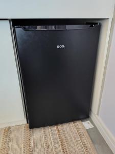 Ein schwarzer Geschirrspüler steht unter einer Arbeitsplatte. in der Unterkunft ensueños in Búzios