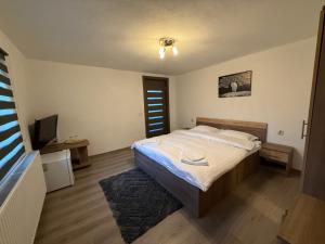 Giường trong phòng chung tại Casa Lupilor Transfăgărășan