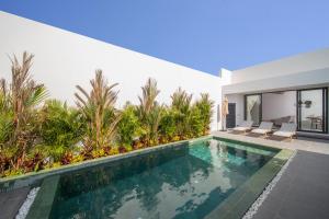 Hồ bơi trong/gần Phuket Tropical Pool Villa