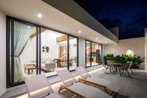 Khu vực ghế ngồi tại Phuket Tropical Pool Villa