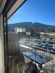 un balcon avec un tas de voitures garées sur un parking dans l'établissement Le Nid des Pistes, à Métabief
