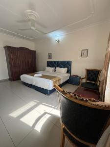 En eller flere senge i et værelse på Fursan Apartment