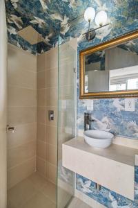 Et badeværelse på Encantador Duplex en BOCAGRANDE confort y descanso frente al MAR + 11 billeder