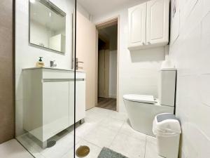 un bagno bianco con un water e un lavandino di Santa Luzia pokoje a Funchal