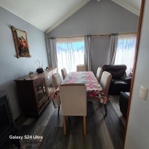 ein Wohnzimmer mit Esstisch und Couch in der Unterkunft Casa en Frutillar in Frutillar