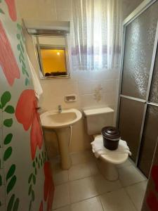 een badkamer met een toilet, een wastafel en een douche bij Pousada Residencial da Praia in Florianópolis +79 foto's