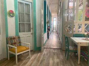 een klein meisje loopt door een gang met een kind in een kamer bij Don POncho in Valparaíso