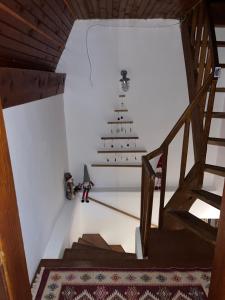 亚霍里纳SagaT Jahorinka的房屋楼梯上的圣诞树