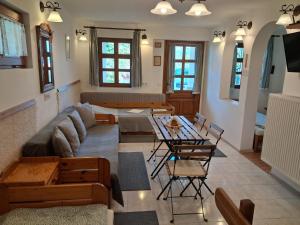 een woonkamer met een bank en een tafel bij Vagabund Vendégház in Etyek