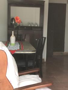 una sala da pranzo con tavolo, sedie e vaso di Iberá a Mercedes Altre 6 foto
