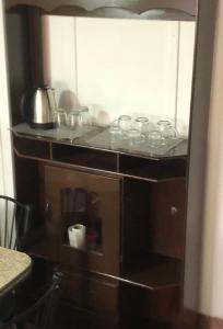 una cucina con ciotole di vetro sopra un forno di Iberá a Mercedes