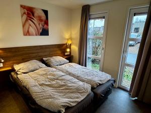 Postel nebo postele na pokoji v ubytování Marina Strandbad Chalet Waterlijn Haus Nr 91