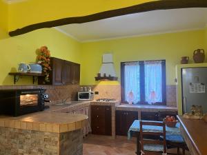 Kuchyň nebo kuchyňský kout v ubytování Open Space s'Ollastu con WiFi, Patio e Aria Condizionata + 9 fotografií