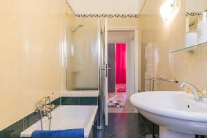 Phòng tắm tại GARDALAND Residenza le Rose! 120 m2 +38 ảnh