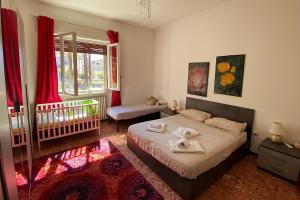 Giường trong phòng chung tại GARDALAND Residenza le Rose! 120 m2