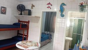 Cette chambre comprend une salle de bains pourvue d'une douche et de toilettes. dans l'établissement Próximo das 42 Praias, à Florianópolis