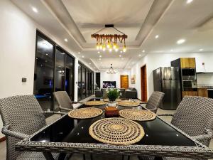 een eetkamer met een tafel en stoelen bij VLAP Residence in Terre Rouge