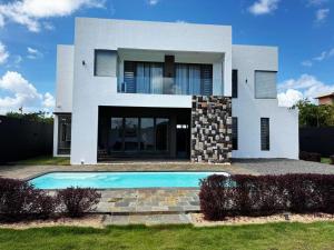 een huis met een zwembad ervoor bij VLAP Residence in Terre Rouge