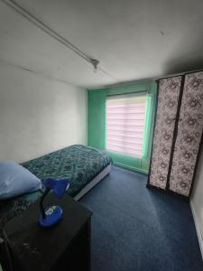 Giường trong phòng chung tại Magic House Patagonia