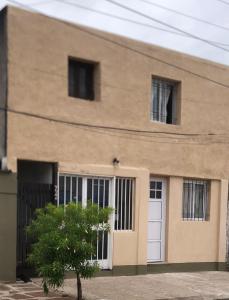 una casa con due porte e un albero davanti di Iberá a Mercedes