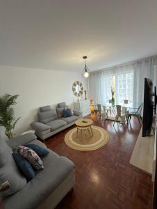 een woonkamer met een bank en een tafel bij City center Loreto in Ponta Delgada