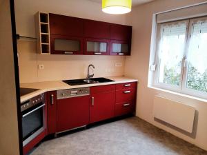 Kuchyň nebo kuchyňský kout v ubytování Gîte Les 5 Pommiers 6 pers gitesdes2vallees + 13 fotografií