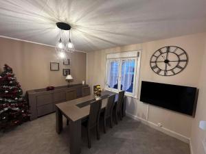 TV a/nebo společenská místnost v ubytování Gîte Les 5 Pommiers 6 pers gitesdes2vallees