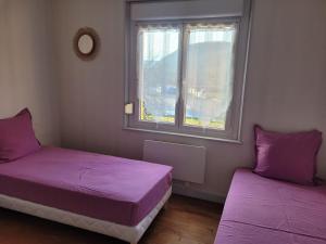 Postel nebo postele na pokoji v ubytování Gîte Les 5 Pommiers 6 pers gitesdes2vallees