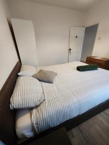 een bed met twee kussens erop in een slaapkamer bij The Oaks in Grays Thurrock