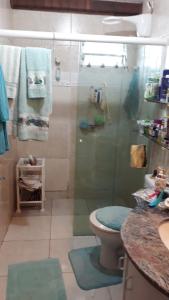 Et badeværelse på Casa Confortável , espaçosa, proximo da praia