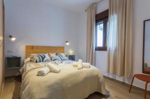 ein Schlafzimmer mit einem großen Bett, auf dem Handtücher liegen in der Unterkunft Paco del Molino 2 in Grazalema