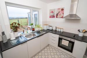 Køkken eller tekøkken på Heol Yr Eos Family Getaway + 8 billeder