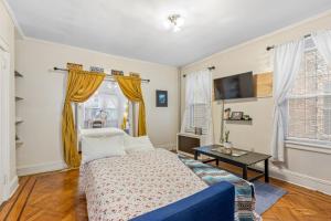 a living room with a bed and a table at Impeccable 1BR unit in Brooklyn in Brooklyn