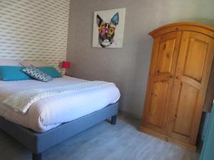 a bedroom with a bed with a dog mask on the wall at Auberge a la Ferme in Surques