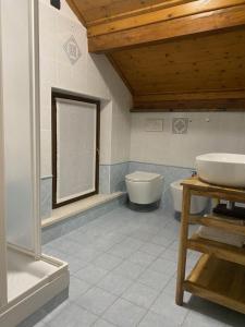 ein Badezimmer mit Waschbecken, Badewanne und Toilette in der Unterkunft Dolomiti Lodge - Fit & Well in Belluno + 60 Fotos