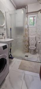 Et badeværelse på 2 BDR Family Apartment In Sarajevo - Free Parking + 13 billeder