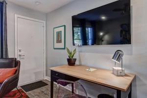 TV/trung tâm giải trí tại Comfortable and stylish condo near Myers Park