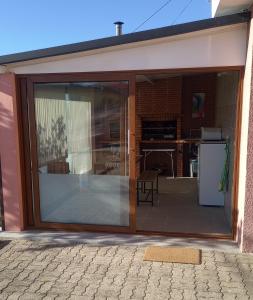 eine offene Glasschiebetür an einem Haus in der Unterkunft Casa Rosàlia in Castro Daire