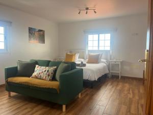 ein Wohnzimmer mit Sofa und Bett in der Unterkunft Los Frailes 2 in Breña Baja