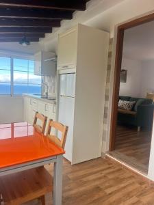 eine Küche und ein Esszimmer mit Tisch und Stühlen in der Unterkunft Los Frailes 2 in Breña Baja