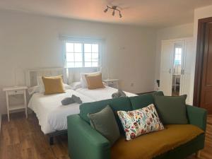 ein Wohnzimmer mit einem Sofa und 2 Betten in der Unterkunft Los Frailes 2 in Breña Baja