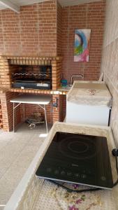 eine Küche mit Herd und Ziegelwand in der Unterkunft Casa Rosàlia in Castro Daire + 33 Fotos