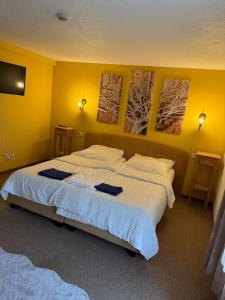 Giường trong phòng chung tại Restaurant & Pension Yammas +1 ảnh