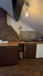 - une cuisine avec un comptoir, un évier et des escaliers dans l'établissement 63 Spellow Lane, à Liverpool