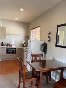 Køkken eller tekøkken på Alpine Peaks Apartment